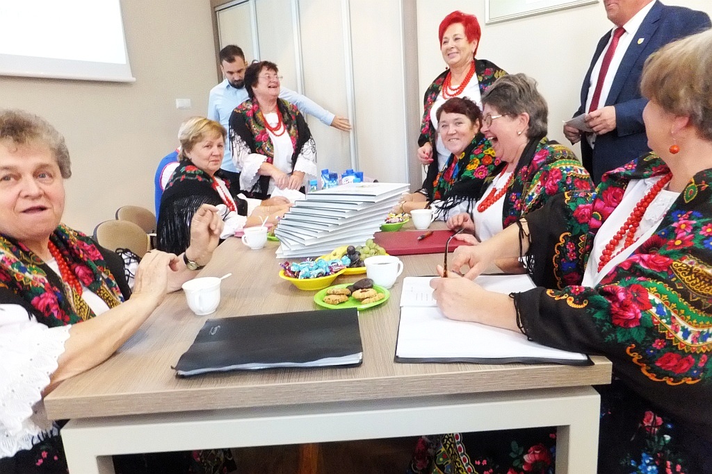 Pracownicy starostwa uhonorowani pamiątkowymi medalami