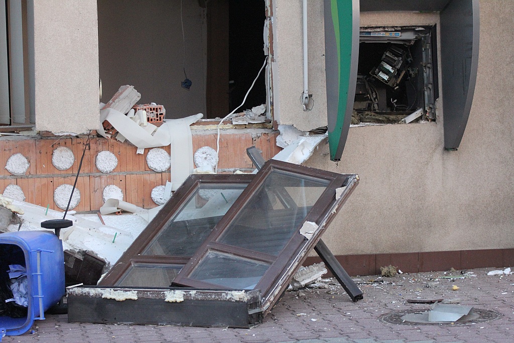 W Kunicach doszło do próby kradzieży bankomatu    	