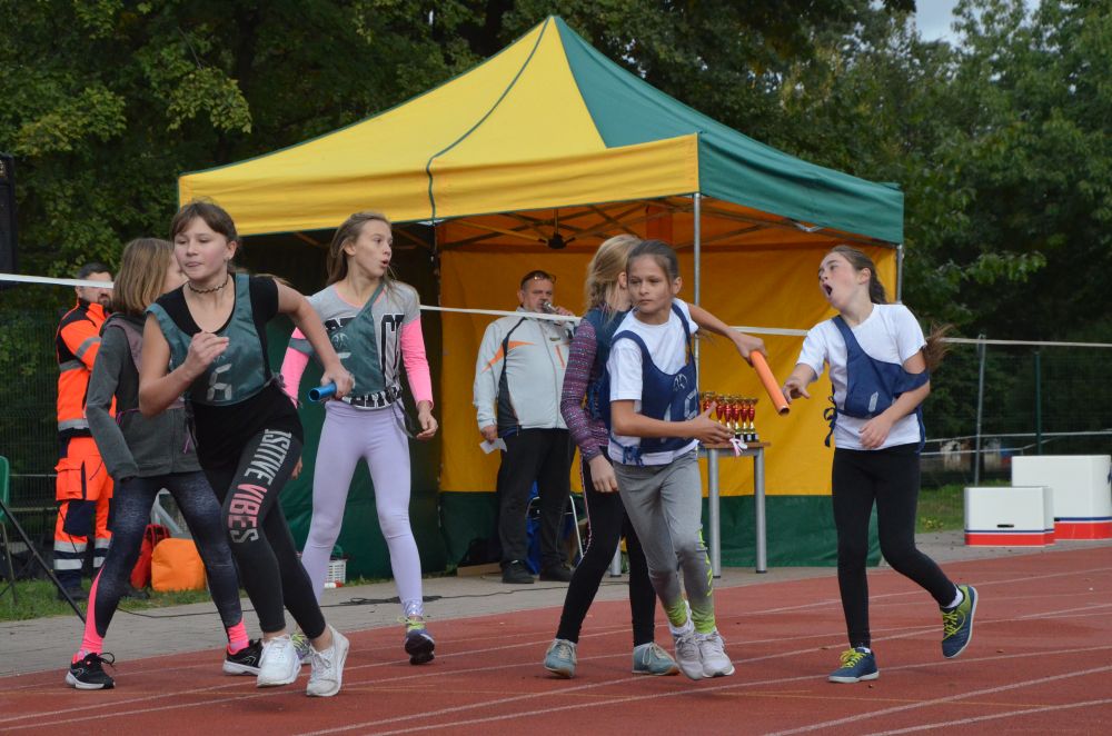 Sztafetowe Biegi Przełajowe w legnickim parku