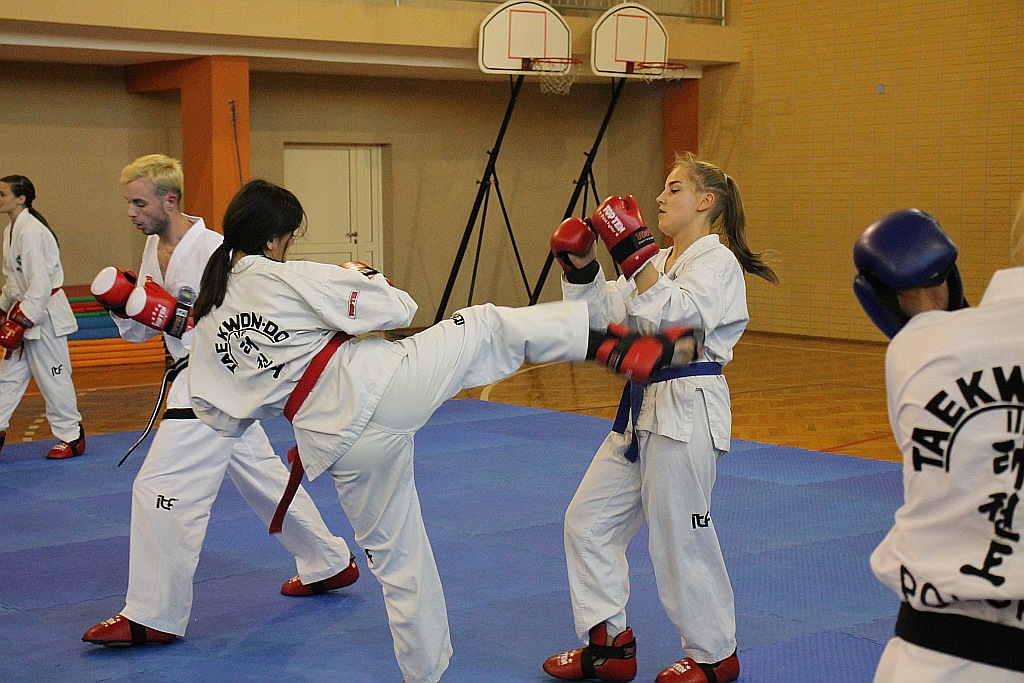 Legniccy taekwondocy pokazali swoje pucharowe trofea