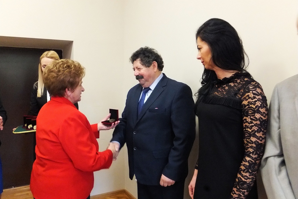 Pracownicy starostwa uhonorowani pamiątkowymi medalami