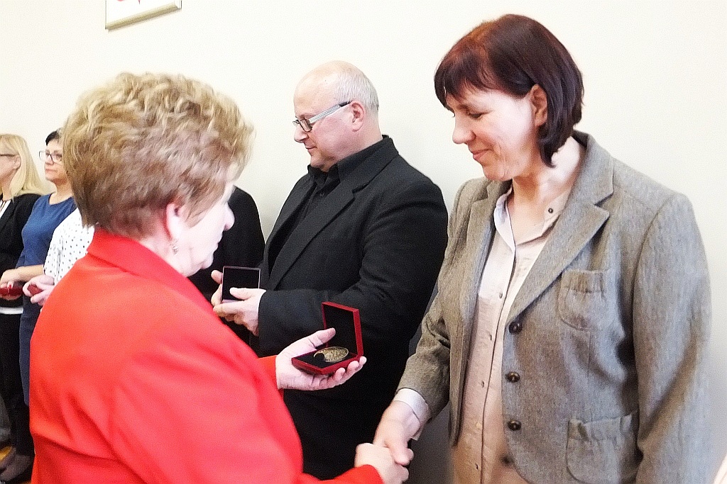 Pracownicy starostwa uhonorowani pamiątkowymi medalami