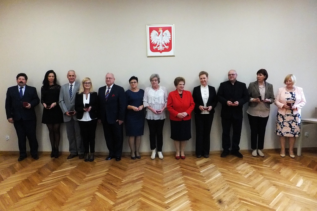 Pracownicy starostwa uhonorowani pamiątkowymi medalami