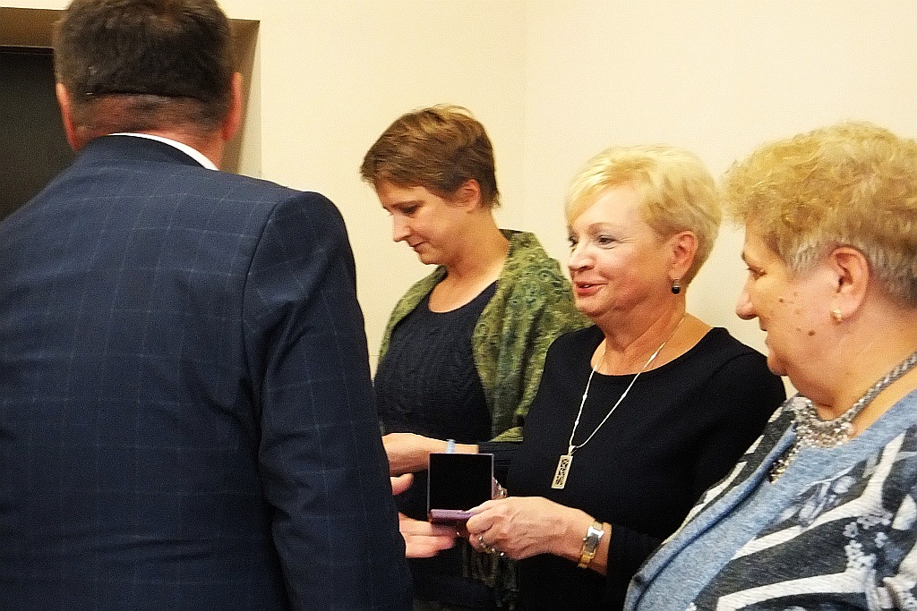 Pracownicy starostwa uhonorowani pamiątkowymi medalami
