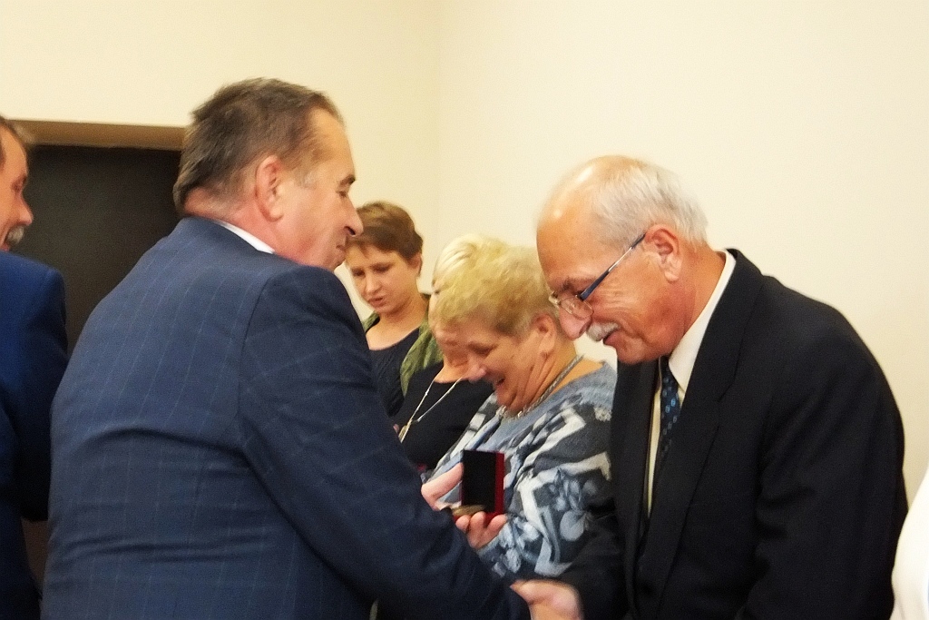 Pracownicy starostwa uhonorowani pamiątkowymi medalami