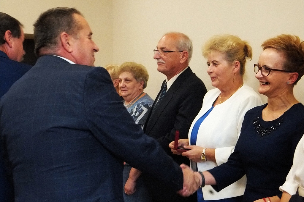 Pracownicy starostwa uhonorowani pamiątkowymi medalami
