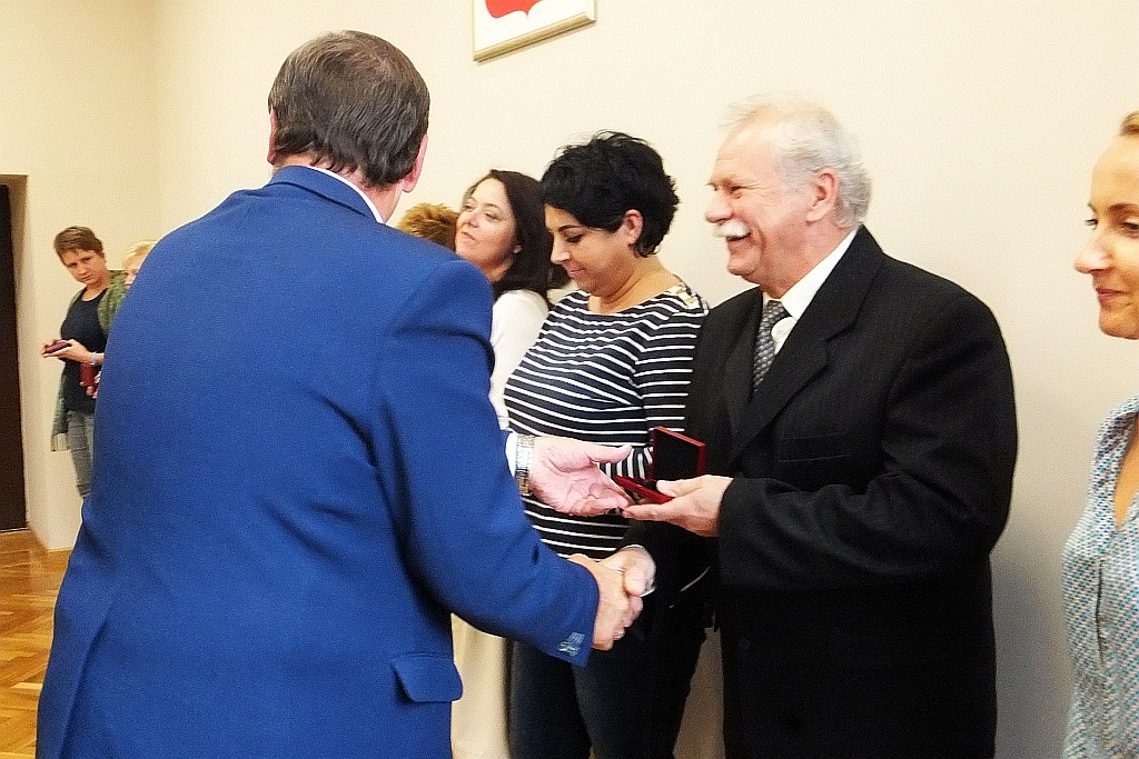 Pracownicy starostwa uhonorowani pamiątkowymi medalami