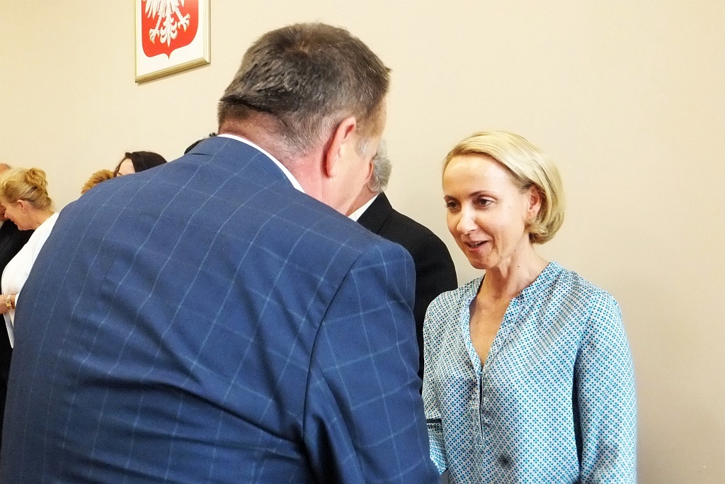 Pracownicy starostwa uhonorowani pamiątkowymi medalami