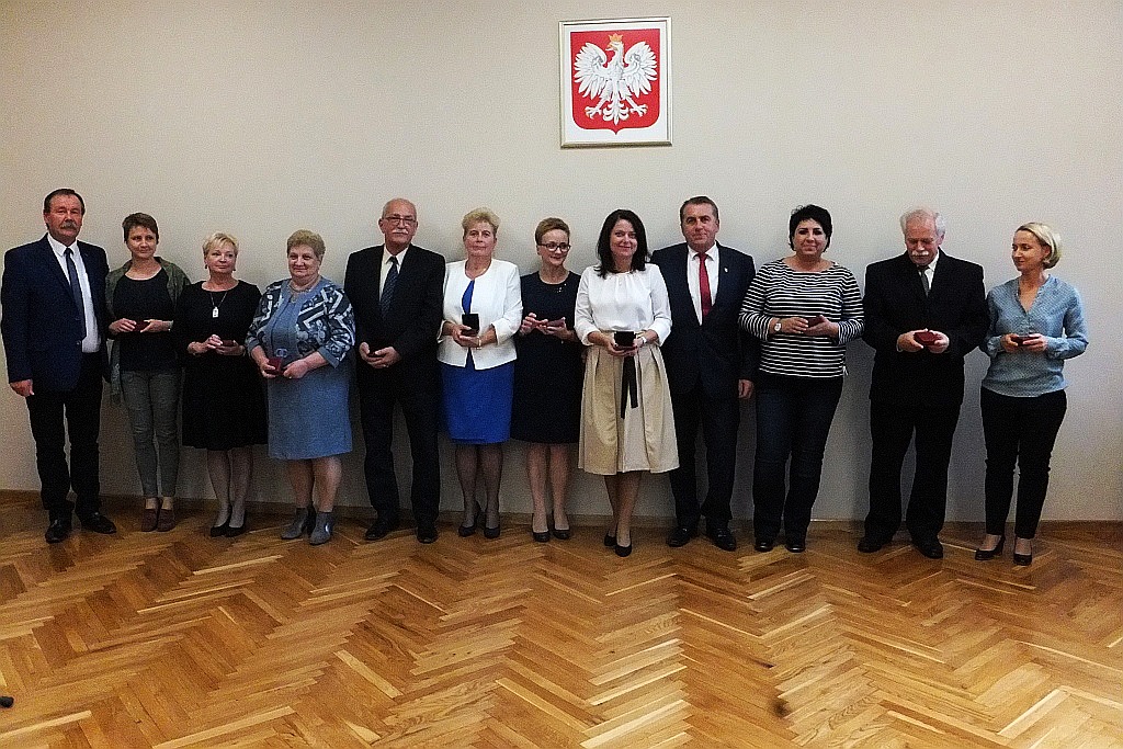 Pracownicy starostwa uhonorowani pamiątkowymi medalami