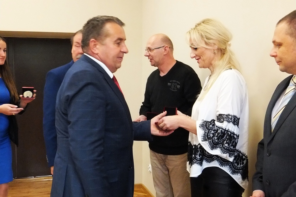 Pracownicy starostwa uhonorowani pamiątkowymi medalami