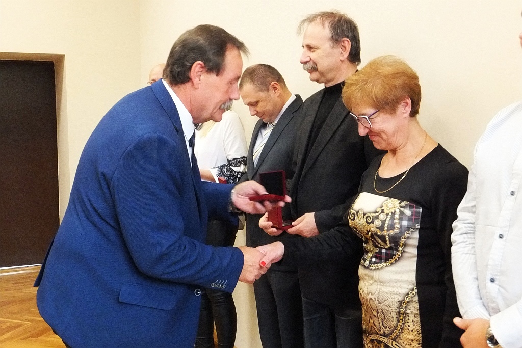 Pracownicy starostwa uhonorowani pamiątkowymi medalami