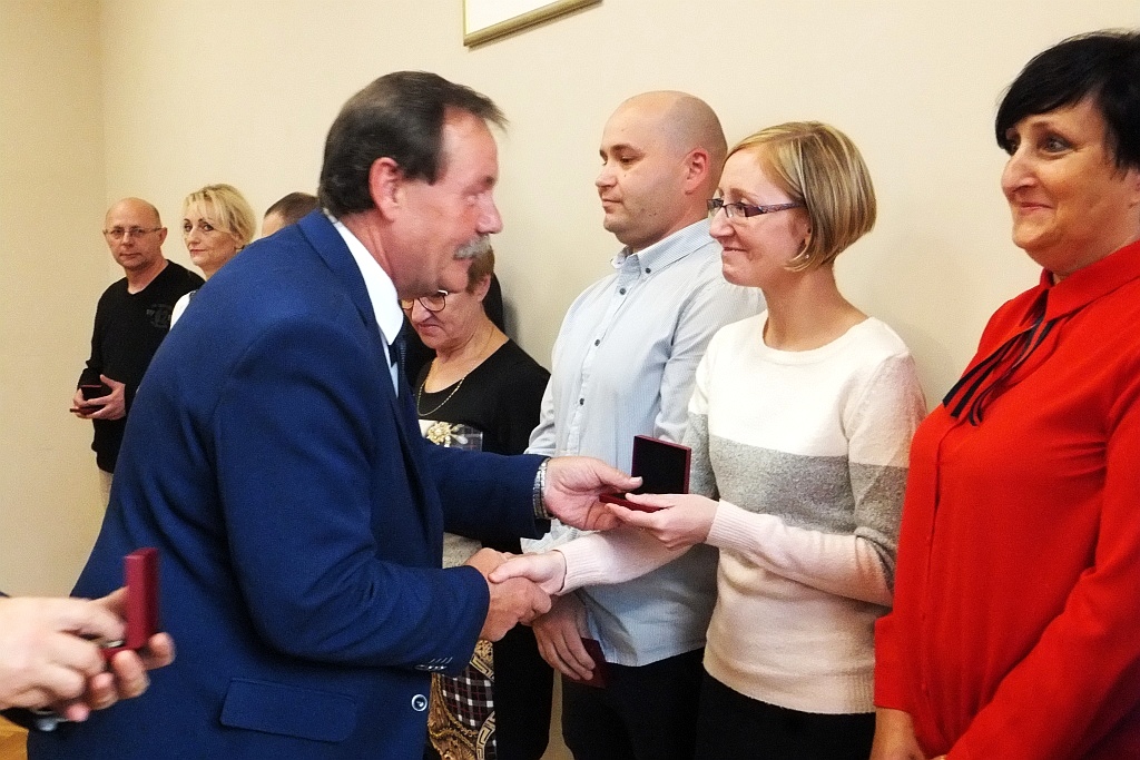 Pracownicy starostwa uhonorowani pamiątkowymi medalami