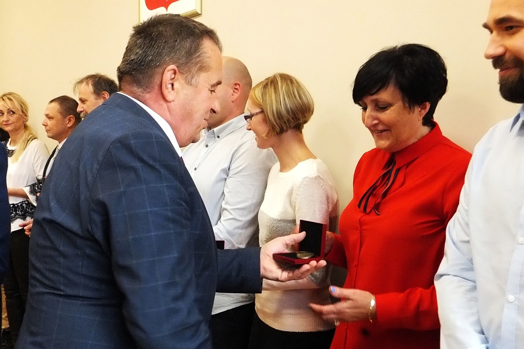 Pracownicy starostwa uhonorowani pamiątkowymi medalami