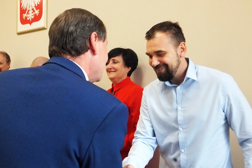 Pracownicy starostwa uhonorowani pamiątkowymi medalami