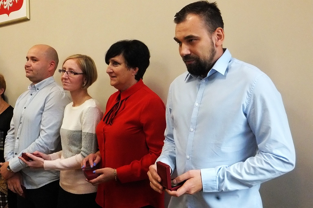 Pracownicy starostwa uhonorowani pamiątkowymi medalami