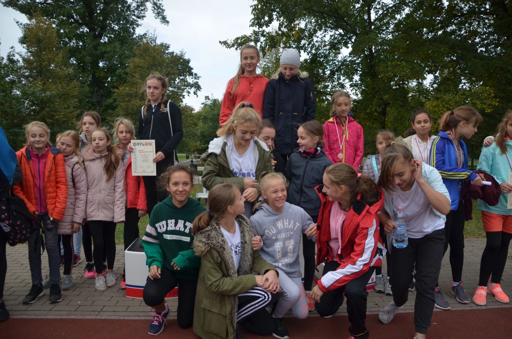 Sztafetowe Biegi Przełajowe w legnickim parku