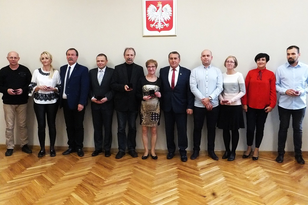Pracownicy starostwa uhonorowani pamiątkowymi medalami