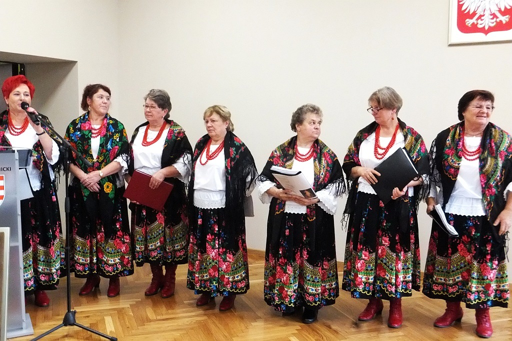 Pracownicy starostwa uhonorowani pamiątkowymi medalami