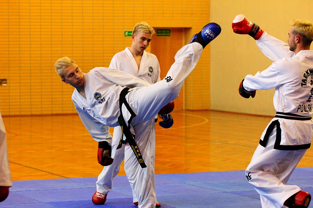 Legniccy taekwondocy pokazali swoje pucharowe trofea