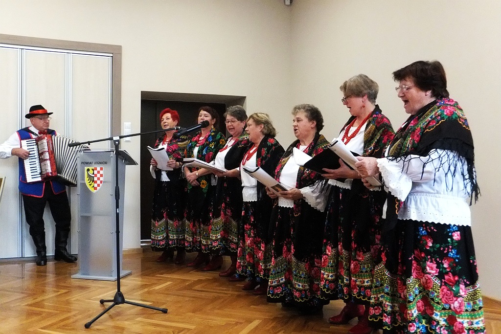 Pracownicy starostwa uhonorowani pamiątkowymi medalami