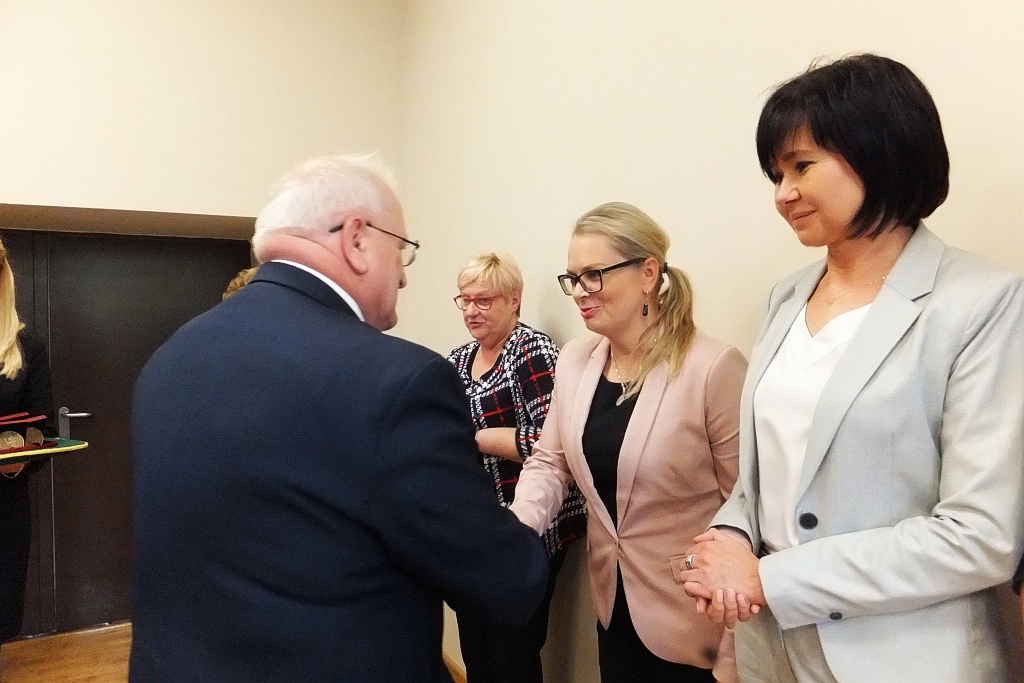 Pracownicy starostwa uhonorowani pamiątkowymi medalami