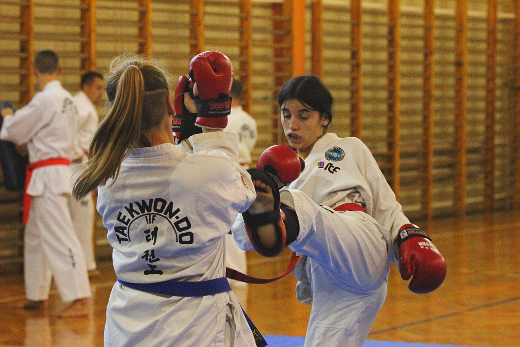Legniccy taekwondocy pokazali swoje pucharowe trofea