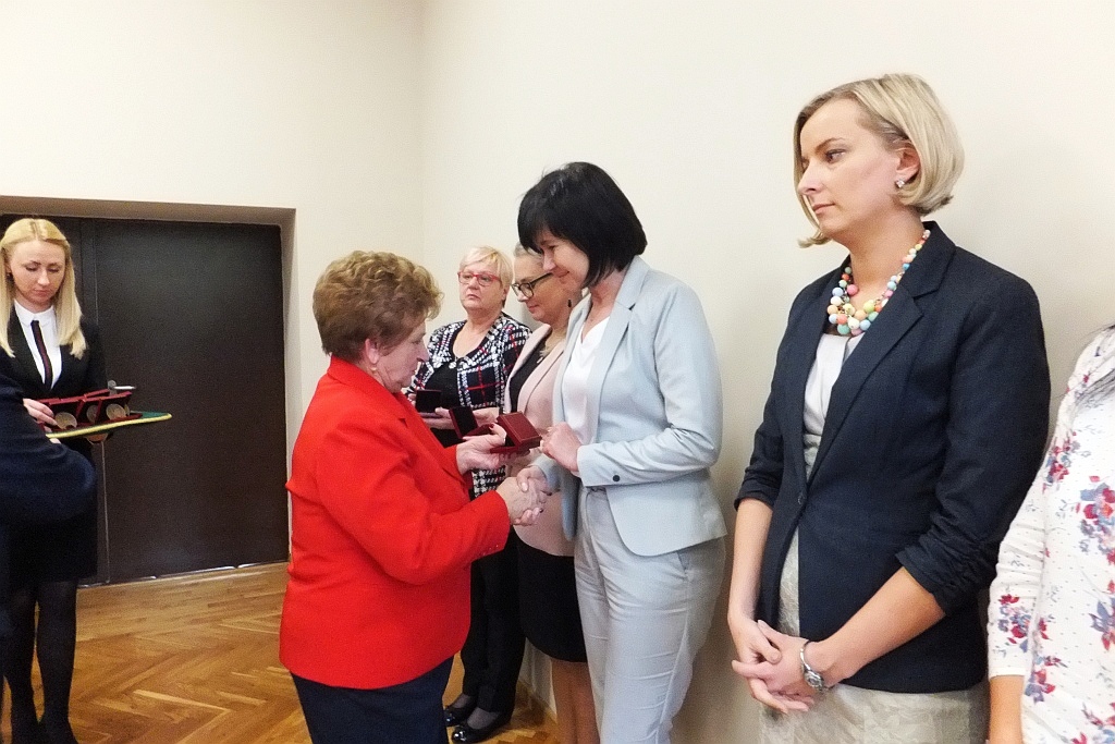 Pracownicy starostwa uhonorowani pamiątkowymi medalami