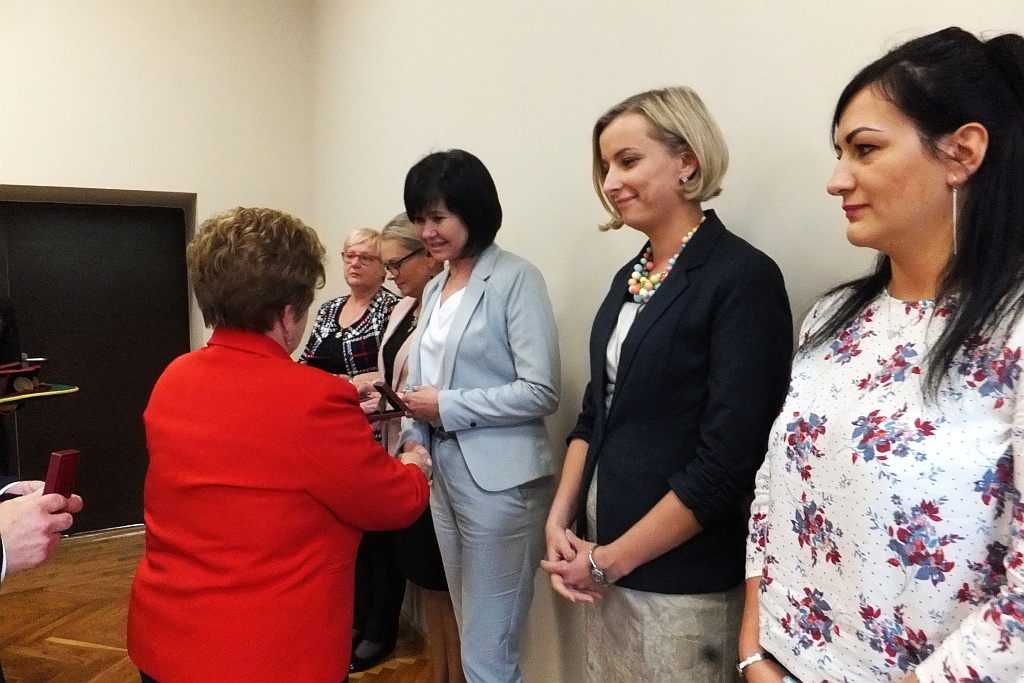 Pracownicy starostwa uhonorowani pamiątkowymi medalami