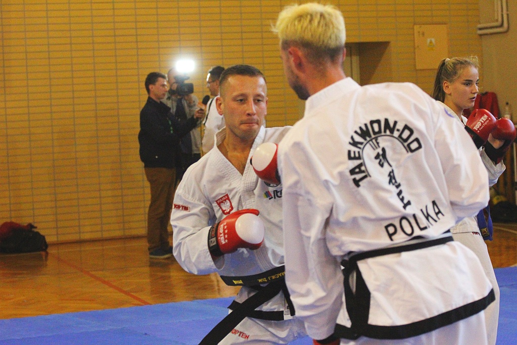 Legniccy taekwondocy pokazali swoje pucharowe trofea