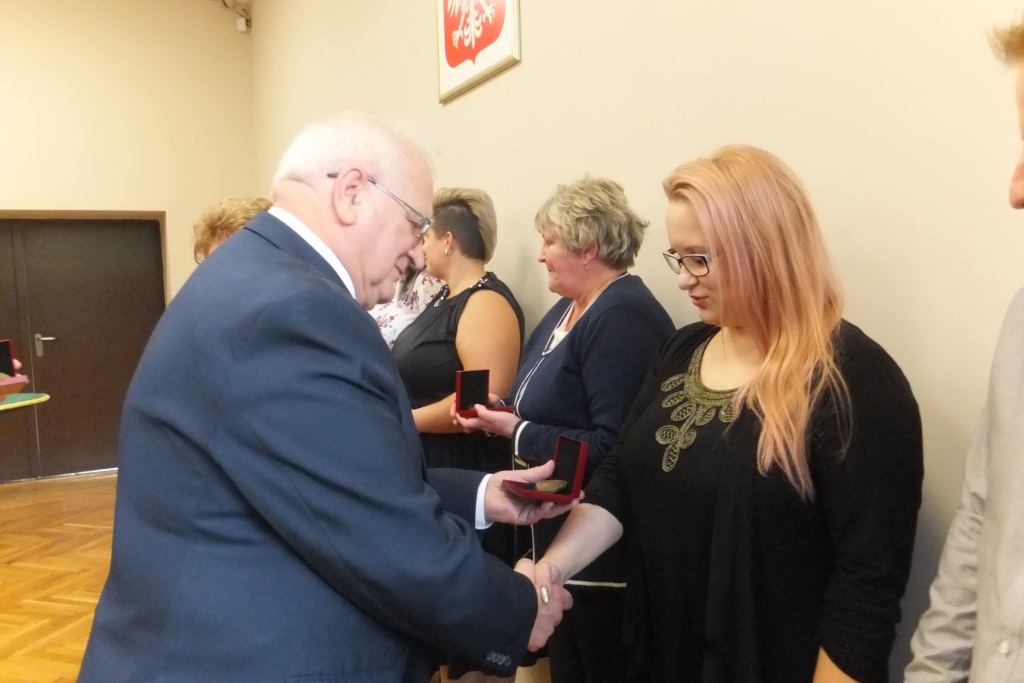 Pracownicy starostwa uhonorowani pamiątkowymi medalami