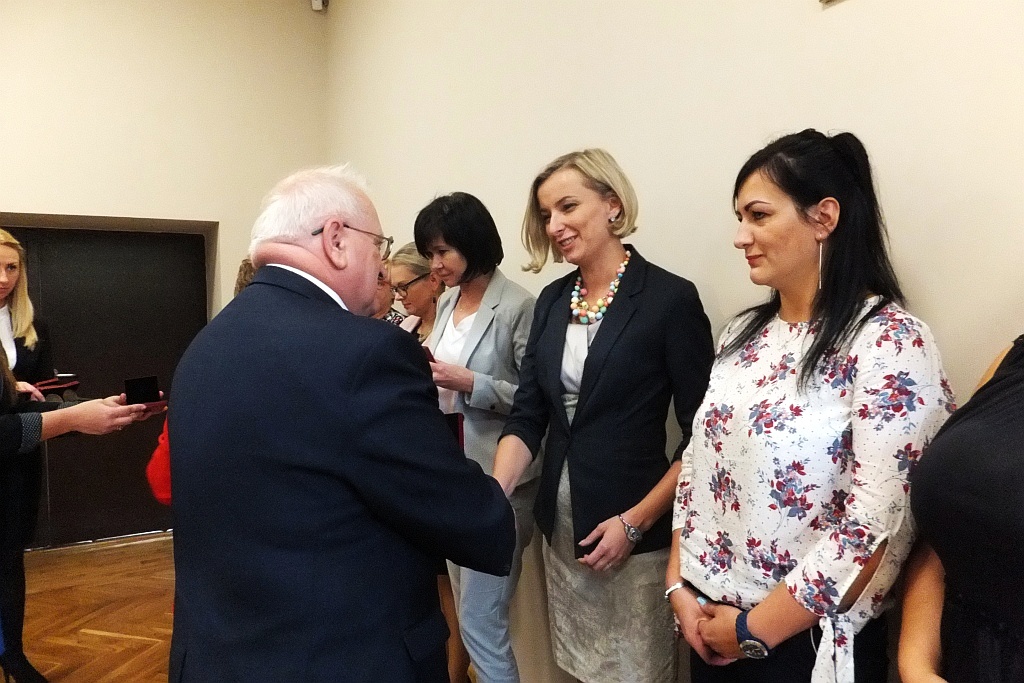 Pracownicy starostwa uhonorowani pamiątkowymi medalami