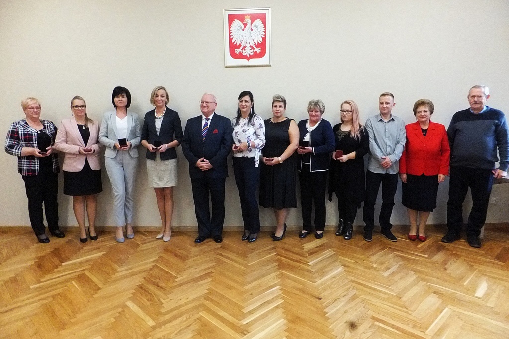 Pracownicy starostwa uhonorowani pamiątkowymi medalami