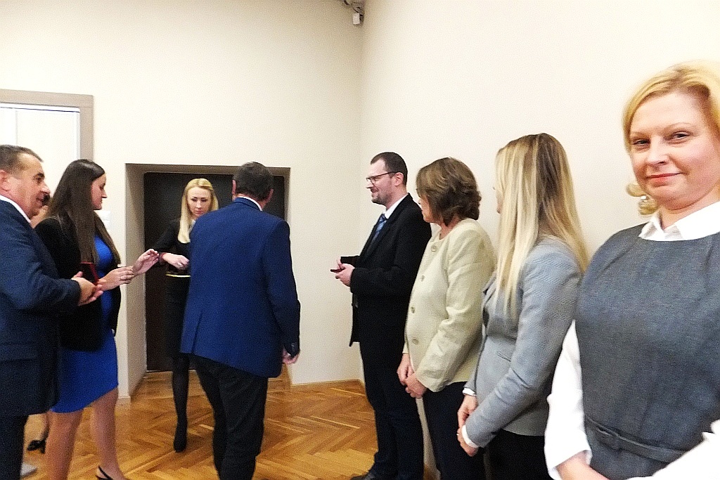 Pracownicy starostwa uhonorowani pamiątkowymi medalami