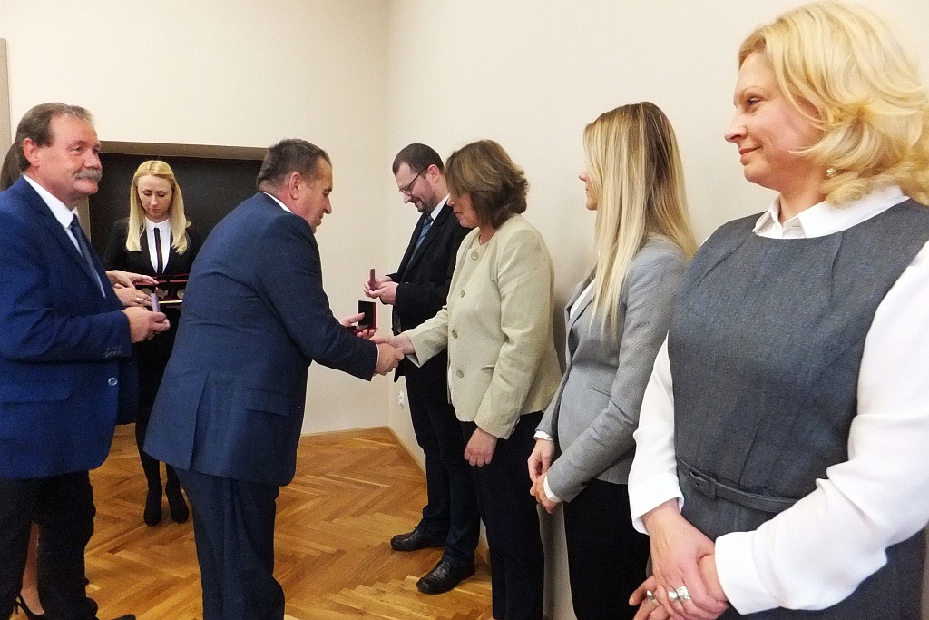 Pracownicy starostwa uhonorowani pamiątkowymi medalami