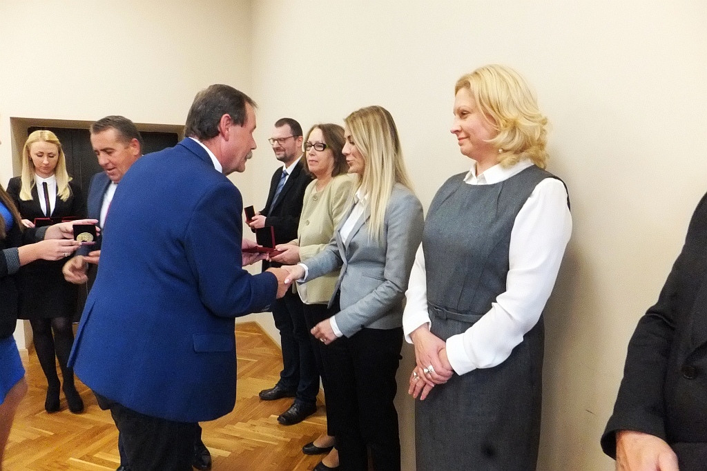 Pracownicy starostwa uhonorowani pamiątkowymi medalami