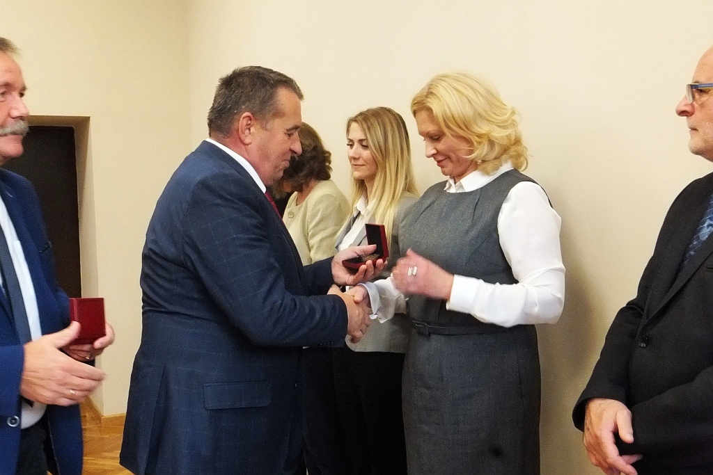 Pracownicy starostwa uhonorowani pamiątkowymi medalami