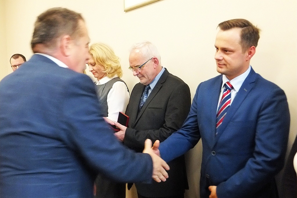 Pracownicy starostwa uhonorowani pamiątkowymi medalami