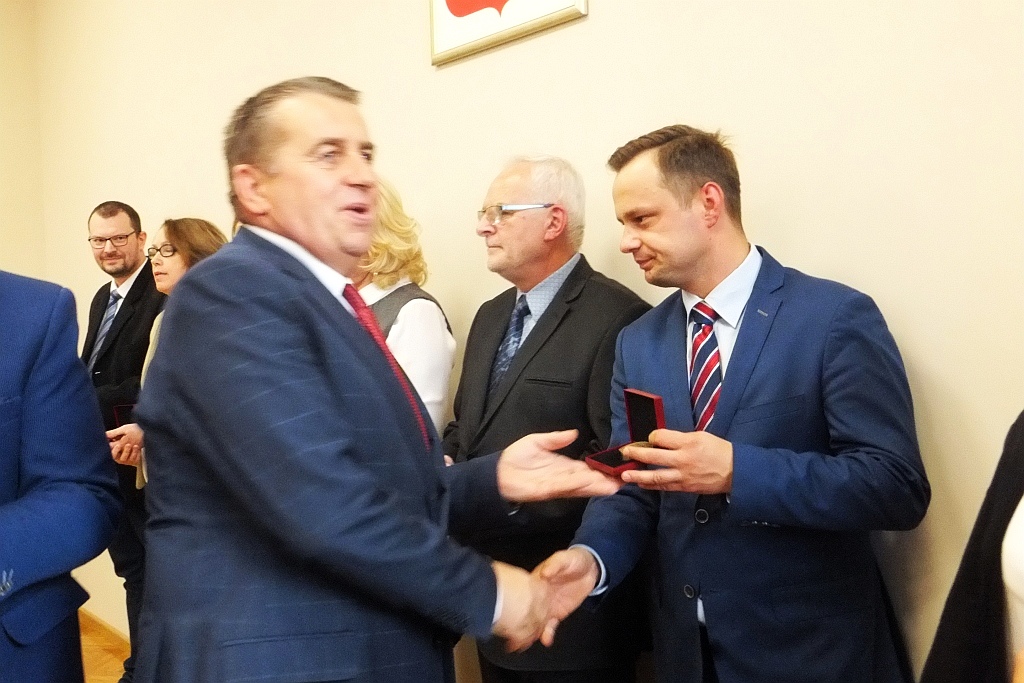 Pracownicy starostwa uhonorowani pamiątkowymi medalami