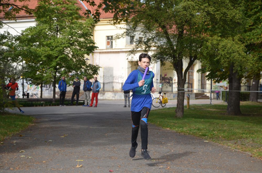 Sztafetowe Biegi Przełajowe w legnickim parku