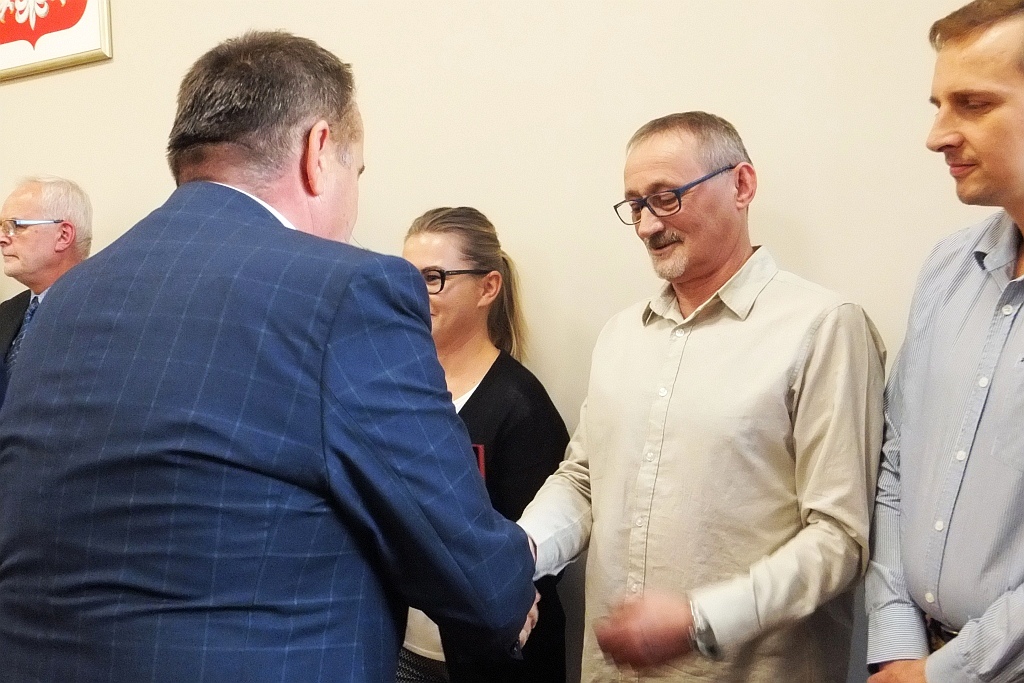 Pracownicy starostwa uhonorowani pamiątkowymi medalami