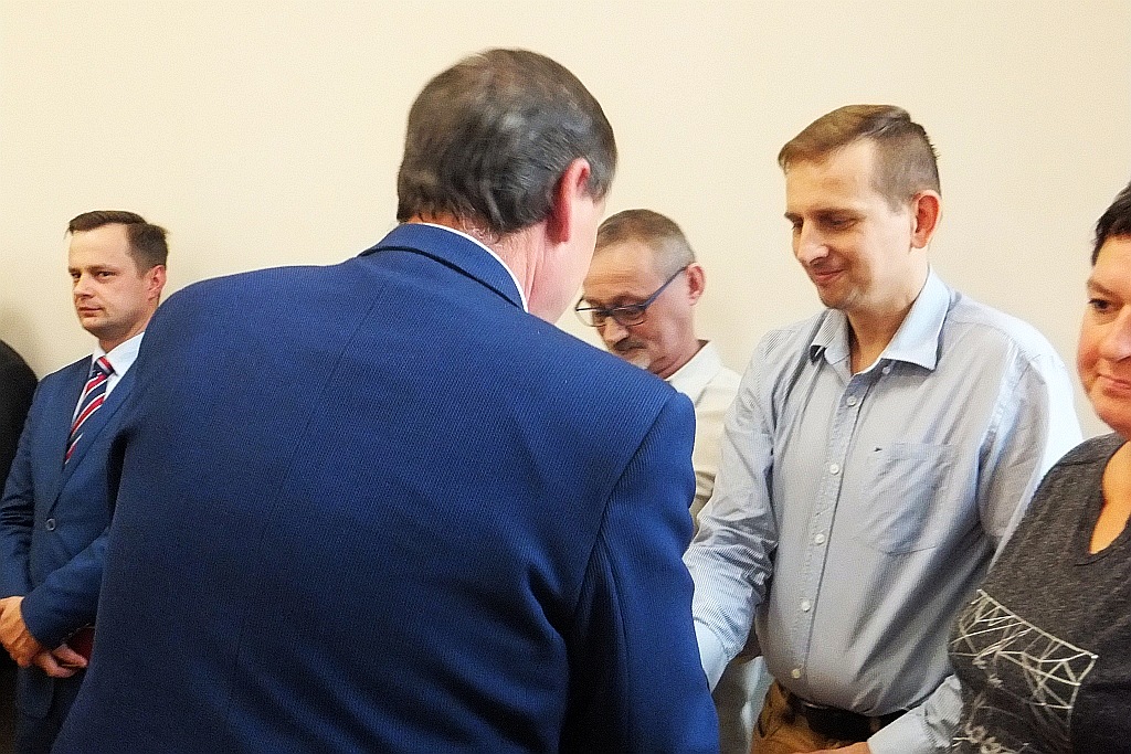Pracownicy starostwa uhonorowani pamiątkowymi medalami