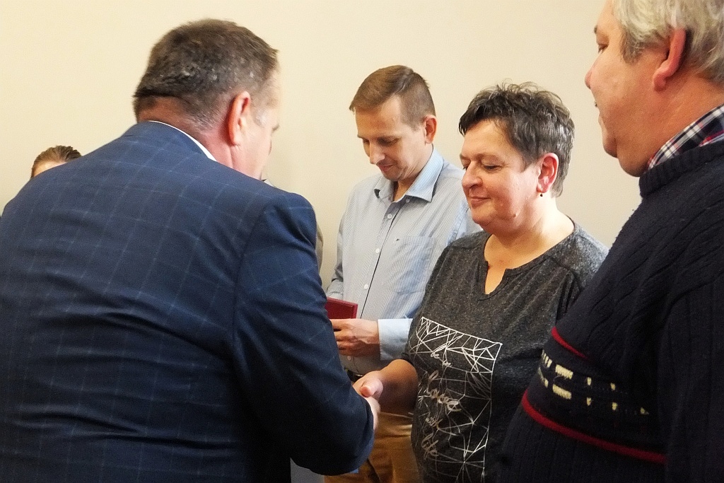 Pracownicy starostwa uhonorowani pamiątkowymi medalami