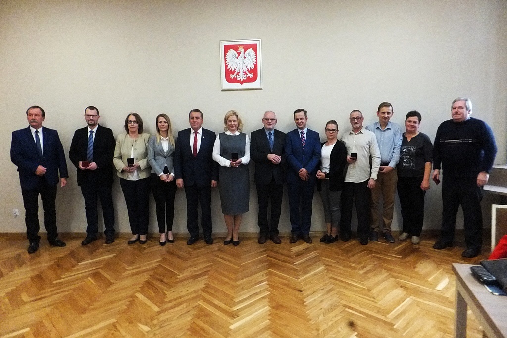 Pracownicy starostwa uhonorowani pamiątkowymi medalami