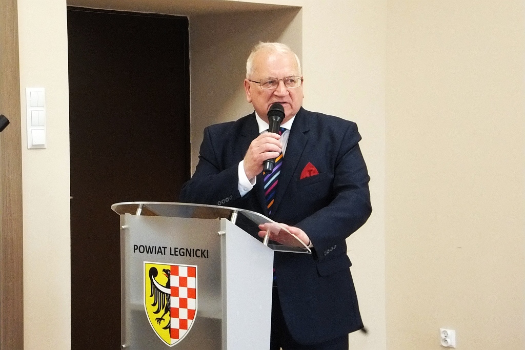 Pracownicy starostwa uhonorowani pamiątkowymi medalami