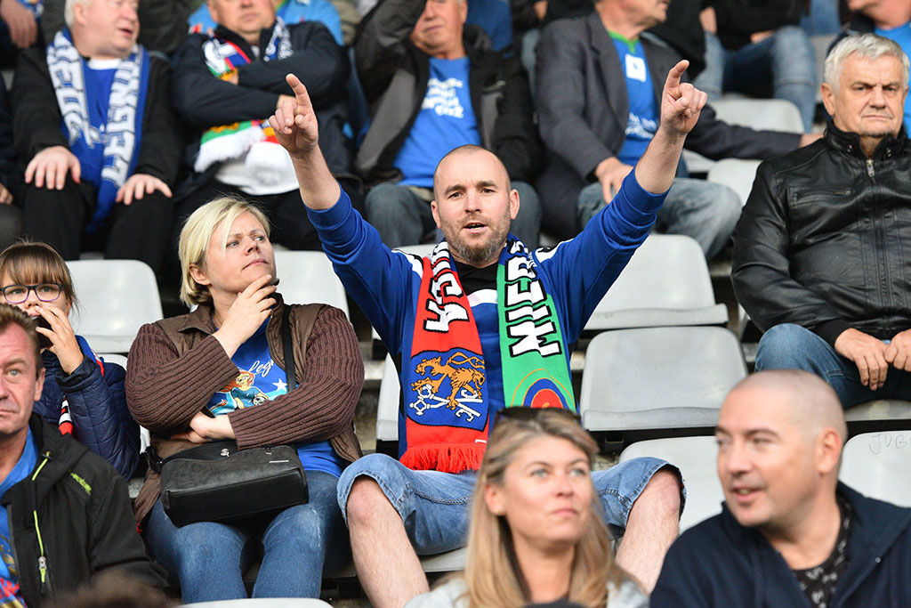 Piątkowy mecz Miedzi Legnica z Piastem Gliwice na trybunach