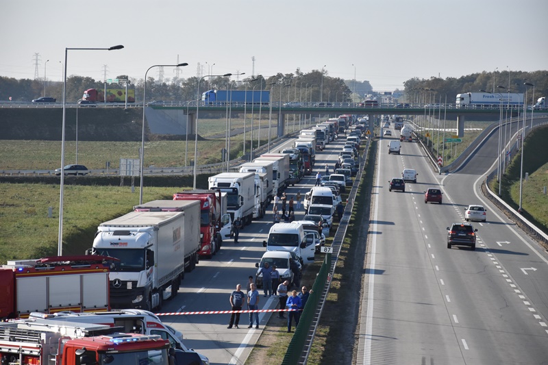 Dachowanie na autostradzie. Są utrudnienia w ruchu	