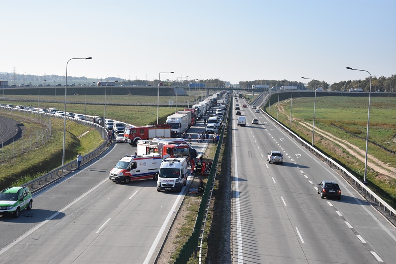 Dachowanie na autostradzie. Są utrudnienia w ruchu	