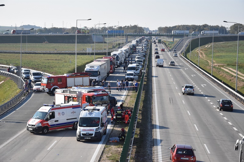 Dachowanie na autostradzie. Są utrudnienia w ruchu	