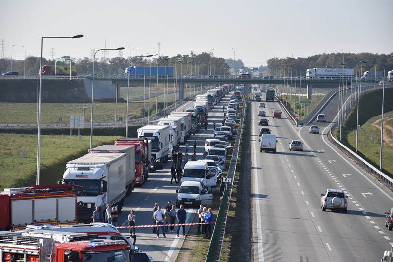 Dachowanie na autostradzie. Są utrudnienia w ruchu	