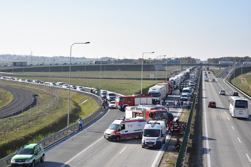 Dachowanie na autostradzie. Są utrudnienia w ruchu	